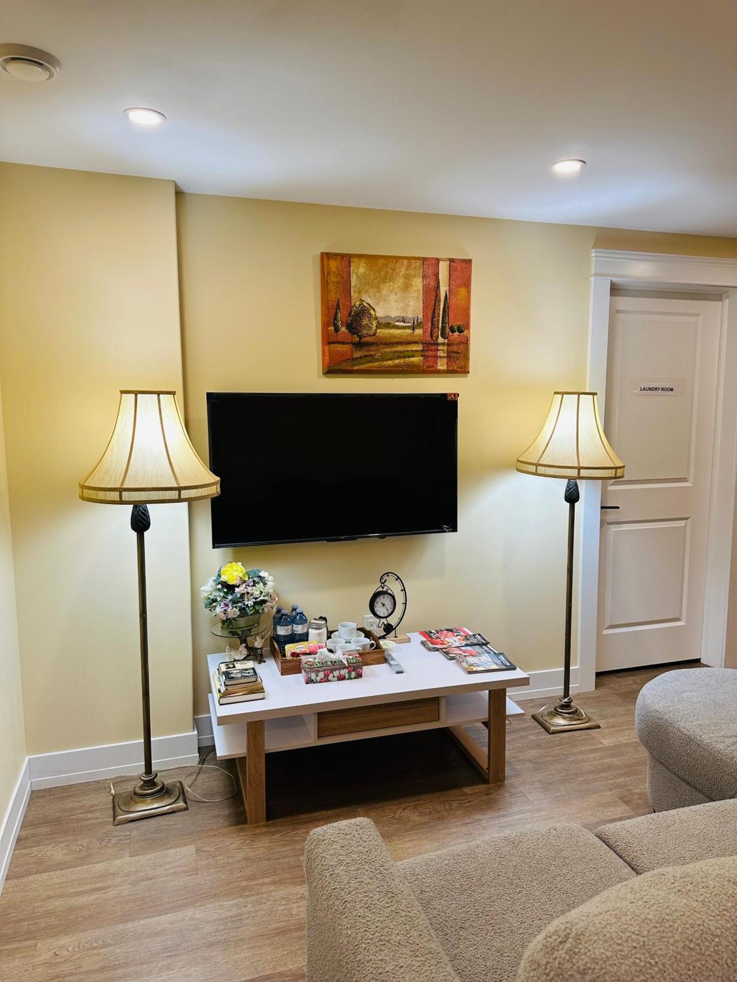 Ferienwohnung Luxurious Basement Retreat Charlottetown Exterior foto